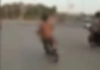 Geger Pemuda Naik Motor Tanpa Pakaian di Jalan Pantura Batang, Netizen Keheranan