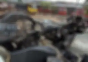 Merinding, Motor Honda BeAT Hancur Terhantam Kereta Api Di Pelintasan Ilegal Di Bekasi