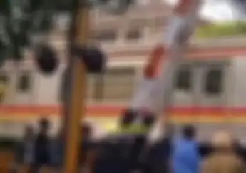 Tragis, Seorang Sopir Ojol Tersambar Kereta Di Palang Pintu Pelintasan KRL Bintaro