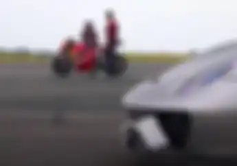Video Drag Race Dani Pedrosa Naik Motor MotoGP KTM Lawan Porsche 918 Spyder, Siapa Menang?