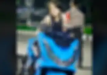 Jeje Citayam Fashion Week Pose Seksi di atas Honda PCX 160, Netizen: Udah Waktunya Terjeje Jeje