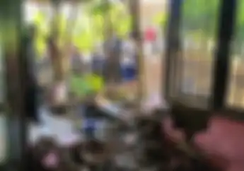 Tiga Motor Rusak Setelah Mobil Pickup Tabrak Rumah Warga di Majalengka Hingga Hancur