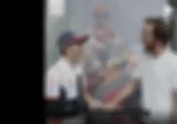 Marc Marquez Rayakan 10 Tahun Bersama Repsol, Dapat Kado Dari Pelukis