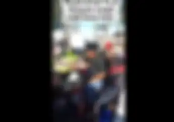 Bikin Geram Netizen Langsung Ditilang Polisi  Begitu Jamaah Keluar dari Masjid Sehabis Sholat Id