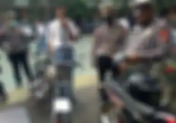 Knalpot Brong, Belasan Pelajar Langsung Kena Tilang Di Dalam Sekolah