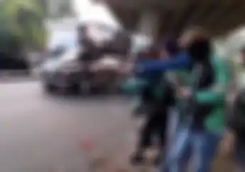 Video Keluarga Korban Kecelakaan Truk Pertamina di Cibubur Gelar Aksi Tabur Bunga