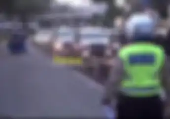 Kocak Video Bajaj Mendadak Jalan Mundur Kepergok Polisi, Nekat Terobos Busway di Salemba