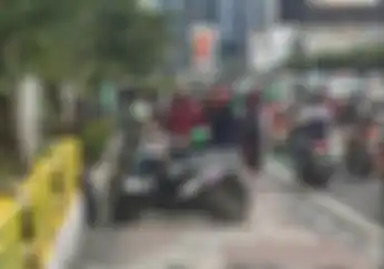 Netizen Ngamuk, Trotoar Pejalan Kaki Jadi Lahan Parkir Motor Liar CItayam Fashion Week