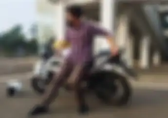 Begini Cara Aman Dan Teknik Mudah Mendirikan Motor Saat Jatuh