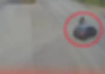 Video Pemotor Terobos Lampu Merah di Cikarang, Pingsan Usai Tertabrak Honda Brio