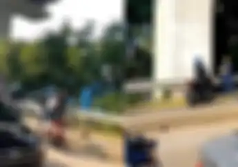 Video Pemotor Honda Vario Lewat Trotoar Dihadang Pejalan Kaki, Netizen: Tampan dan Pemberani