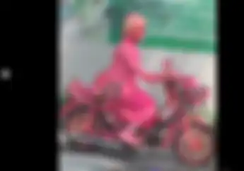 Video Pemotor Emak-emak Bikin Salfok, Mulai Helm Sampai Motor Pink Semua
