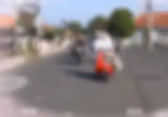 Gokil, Video Emak-emak Berkebaya Naik Vespa Bonceng Anaknya ke Tempat Pernikahan