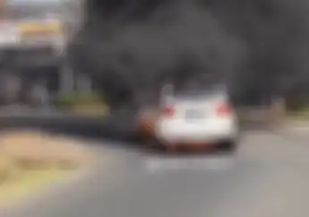 Mencekam, Video Motor Yamaha RX-King Terbakar Dan Sambar Mobil Suzuki Ignis Di Bintaro