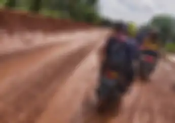 Tips Naik Motor Lewati Jalan Berlubang Dan Rusak, 6 Hal Bikers Setuju 
