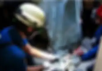 Bikers Hati-hati, Turun Dari Motor, Kaki Seorang Wanita Nyangkut di Celah Beton Penutup Saluran Air