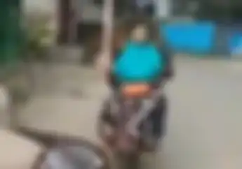 Video Emak-emak Duduk Dibonceng Hadap ke Belakang, Warganet Deg-degan