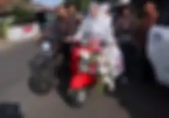 Bikin Haru, Ibu di Majalengka Antar Anak Menikah Naik Vespa Super