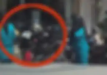 Mbak-Mbak Penyelamat Kunci Motor Masih Terpasang di Parkiran Minimarket, Netizen Salah Sangka
