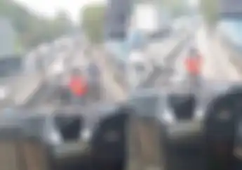 Video Pemotor Gagal Angkat Motor Demi Lolos dari Polisi di Busway, Netizen: Lolos Kagak, Rusak Iya