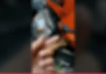 Video Butiran Kasar Ditemukan Saat Ganti Oli Mesin Vespa, Loh Kok Bisa?