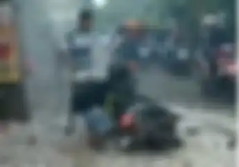Geger, Video Pemotor Bawa Petasan Tiba-tiba Meledak di Citayam, Netizen: Kagetnya Sampe Rumah Bonge