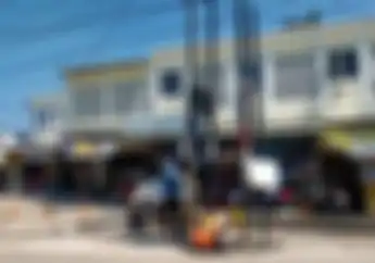 Pemotor Heran Ada Tiang Listrik di Tengah Jalan Raya di Cikarang, Siapa Yang Salah?