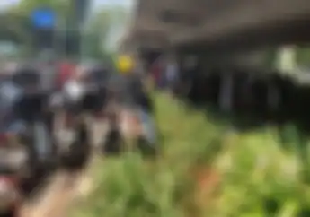 Terjebak Demo Buruh, Pemotor Terobos Tanaman di Kawasan Flyover Ladokgi