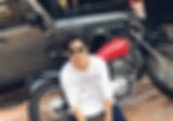 Henry Lau Bertemu Nagita Slavina, Lihat Gayanya Bareng Motor Honda CB400SS