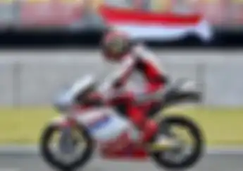 Pembalap Indonesia Mario Aji Ucapkan HUT RI Ke-77, Unggah Foto Bawa Bendera Indonesia