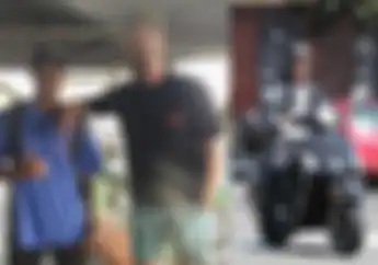 Andrew Garfield Sedang Berlibur ke Bali, Begini Gayanya Naik Vespa GTS