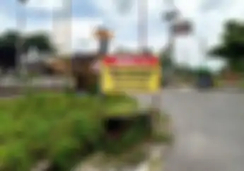 Kerap Timbulkan Kecelaakaan Pada Pemotor, Puluhan Palang Pintu Pelintasan Kereta Api Liar Di Jakarta Ditutup