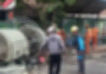 Truk Kontainer Tabrak Tiang Depan SD di Jalan Sultan Agung Kota Bekasi, Banyak Motor Hancur