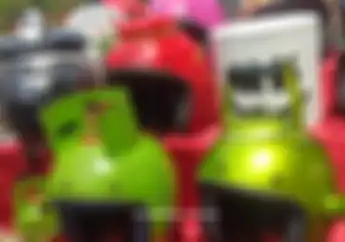 Dijamin Jadi Pusat Perhatian, Helm Unik Bentuk Tabung Gas, Teko Sampai Granat Cuma Ada di Otobursa Tumplek Blek 2022