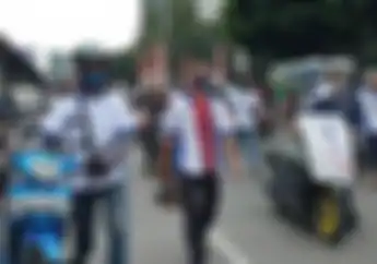 Tolak Harga Pertalite Naik, Buruh Demo Gelar Aksi Dorong Motor Ke DPR