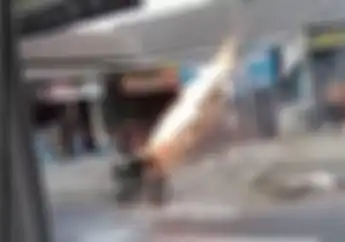 Mencekam, Video Detik-detik Suzuki Thunder 125 Semburkan Api Dari Tangki Bensin
