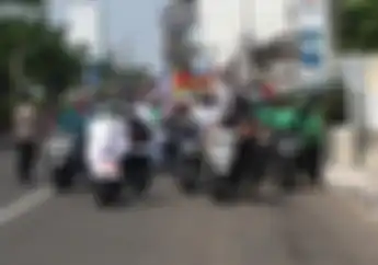 Aksi Buruh Dorong Motor ke Balai Kota Depok Warnai Demo Tolak Harga Pertalite Naik