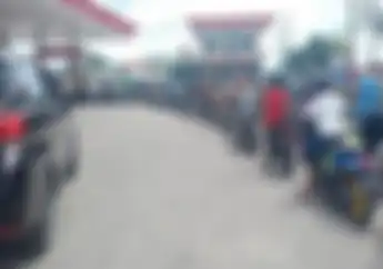Harga Pertamax Naik Pemotor Rela Antre Panjang di SPBU Demi Pertalite, Ini Alasannya