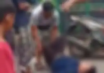 Tegang Debt Collector Rampas Motor Pelajar di Depan SPBU, Berujung Termehek-mehek