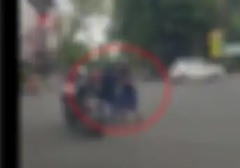 Waspada, Video Modus Pemotor Wanita Pura-pura Tertabrak Padahal Incar Tas Korbannya
