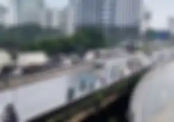 Video Motor Masuk Tol JORR Imbas Banjir Di Jalan TB Simatupang Arah Pondok Indah