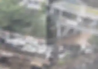 Video Motor dan Mobil Tertahan Banjir di TB Simatupang, Pemotor Istirahat di Akses Masuk Tol JORR