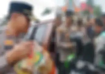 Uniknya Operasi Zebra 2022 di Sumedang, Polisi Bagi-bagi Helm dan Sembako Gratis