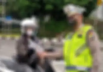 Gelar Operasi Zebra Jaya 2022 di Traffic Light Tomang, Polisi Lakukan Sosialisasi Sambil Bagikan Brosur