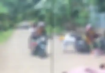 Emak-emak Naik Motor Yamaha Fino Berhenti di Tengah Jalan Mendadak Terjungkal