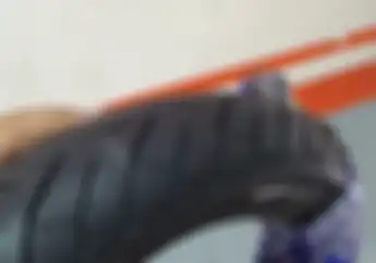 Ajaib, Ban Motor CEAT Gak Bakal Langsung Kempis Jika Kena Paku, Kok Bisa?