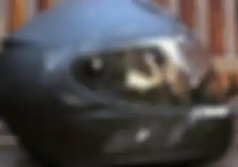 Cara Hilangkan Baret di Kaca Helm Motor Pakai Amplas, Aman atau Malah Makin Parah?
