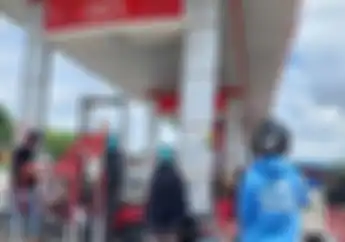 Harga Pertalite Naik Jadi Rp 10 Ribu, Pemotor Pasrah Antre Panjang di SPBU Kota Pangkalpinang