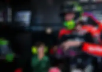 Hadapi MotoGP Valencia 2022 Aleix Espargaro Pamer Helm Bergambar Lucu Bareng Anaknya
