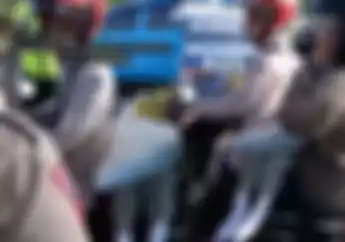 Video Pemotor Honda BeAT Bawa Anak Sakit Distop Polisi, Endingnya Bikin Netizen Salut